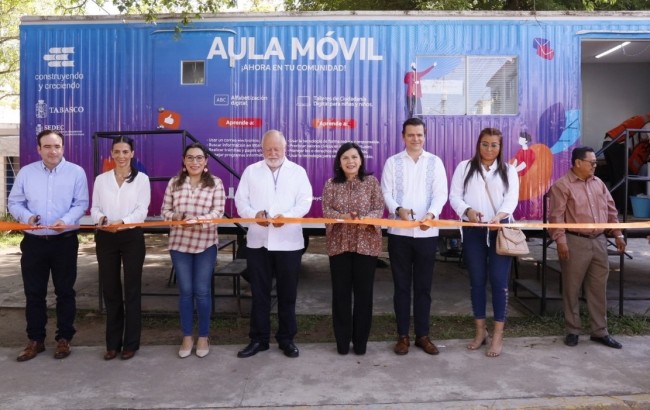 Inaugura Yolanda Osuna aula móvil AT&T