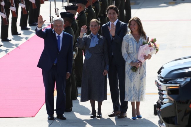 Justin Trudeau llega a México; López Obrador lo recibe en el AIFA