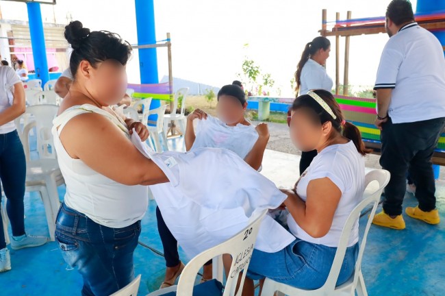 Reciben internas del creset ropa donada por los ciudadanos de centro