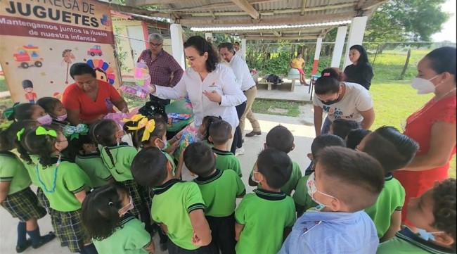 Entrega Pemex juguetes en 27 escuelas de Centro y Cárdenas