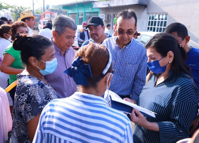 Cumple Yolanda Osuna con engravado de calles en colonia Roberto Madrazo