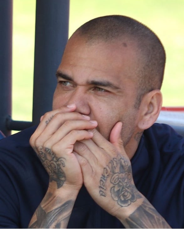 Detienen a Dani Alves por agresión sexual