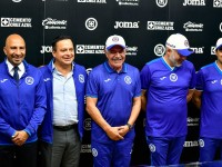 Cruz Azul presentó al Tuca Ferretti  y todo su ‘dream team’’; de lujo