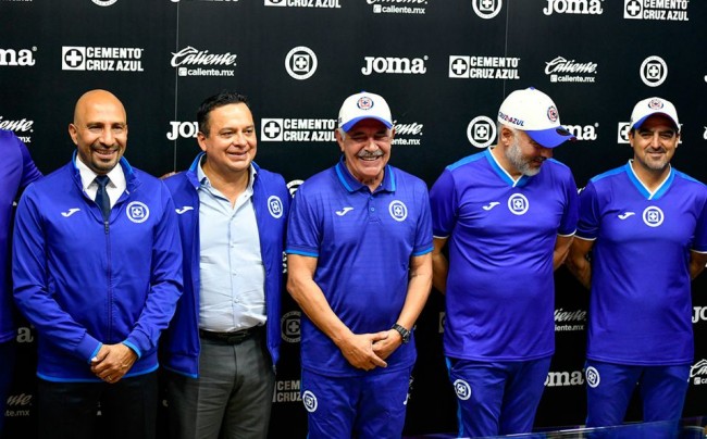 Cruz Azul presentó al Tuca Ferretti  y todo su ‘dream team’’; de lujo