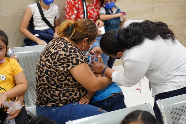 Culmina vacunación en escuelas de Centro; sigue atención en CESSA