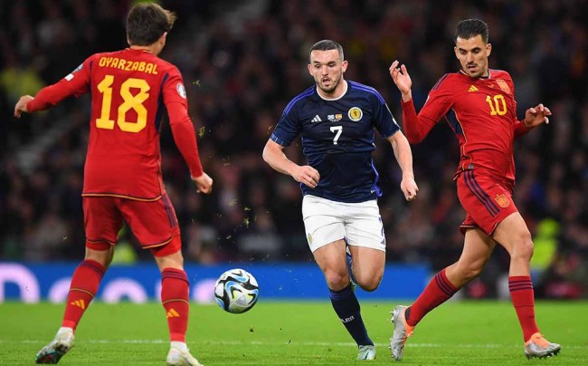 España cayó ante Escocia y perdió  el liderato rumbo a la Eurocopa