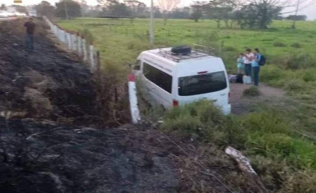 Combi cayó al barranco en la vía Tenosique