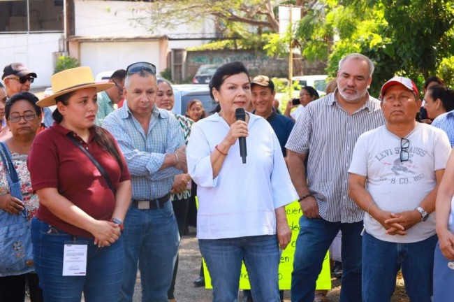 Da Yolanda Osuna Huerta banderazo para rehabilitar drenaje sanitario en Huapinol