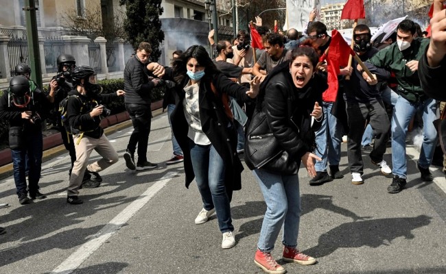 Violentas protestas en Grecia tras el accidente de trenes que dejó 57 muertos