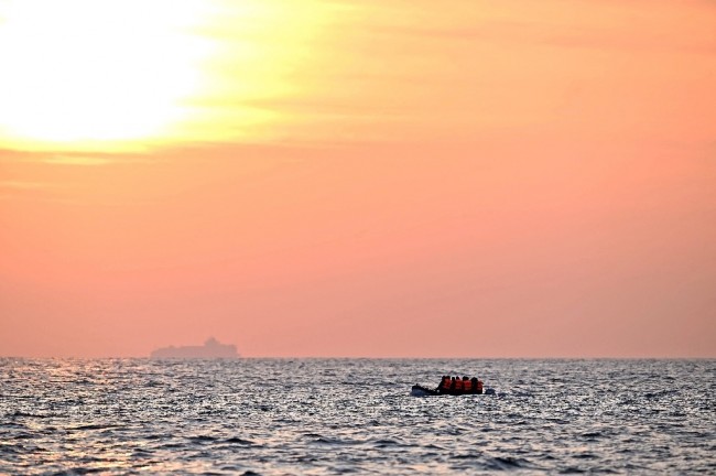 Barco a la deriva con 400 migrantes en el mar Mediterráneo