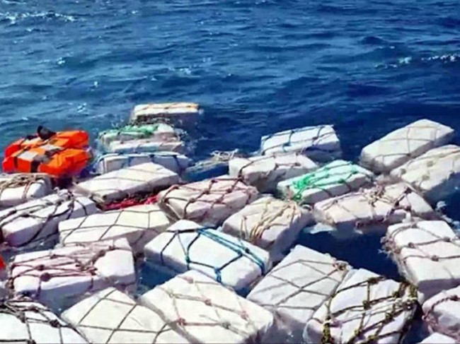 Policía de Italia halla 2 toneladas de cocaína flotando en el mar