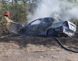 Mujer choca y su  auto se incendia