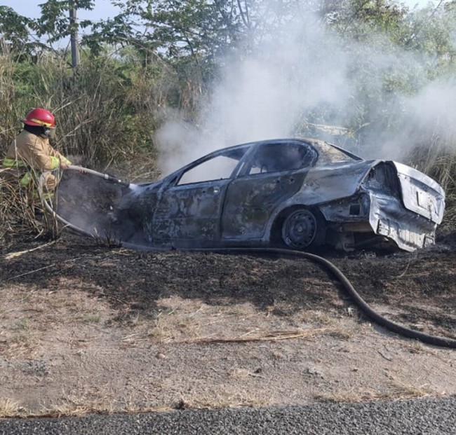 Mujer choca y su  auto se incendia