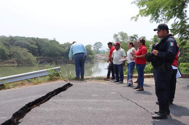 Se quiebran cabezales de puente de Teapa