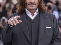 Johnny Depp triunfa en Cannes, Amber Heard pasea