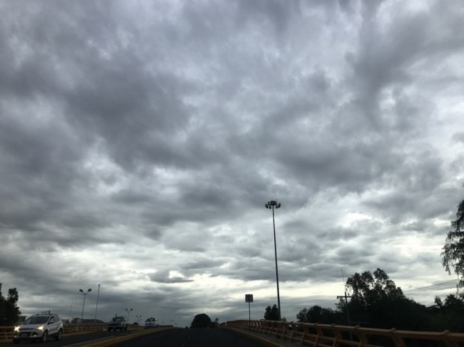 Prevén cielo medio nublado con ambiente caluroso