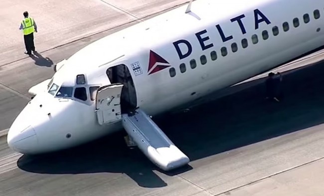 ¡Terror en el aire! Avión aterriza de emergencia