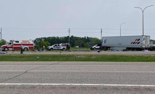 Al menos 15 muertos por accidente entre camión y microbús en Canadá