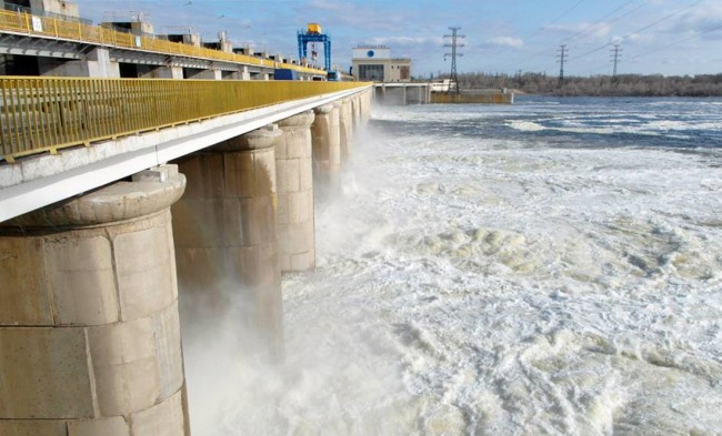 Agua de la presa destruida en Ucrania continúa enfriando reactores de Zaporiyia