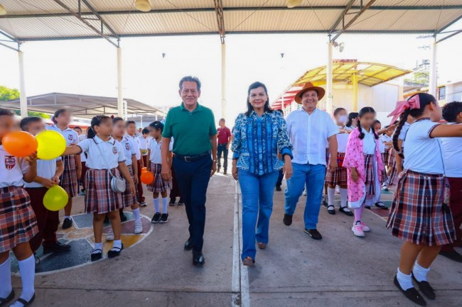 Inaugura Yolanda Osuna Huerta, techado en primaria ‘Luz Loreto’