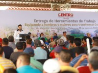 Entrega Yolanda Osuna paquetes de herramientas para mejora de cultivos