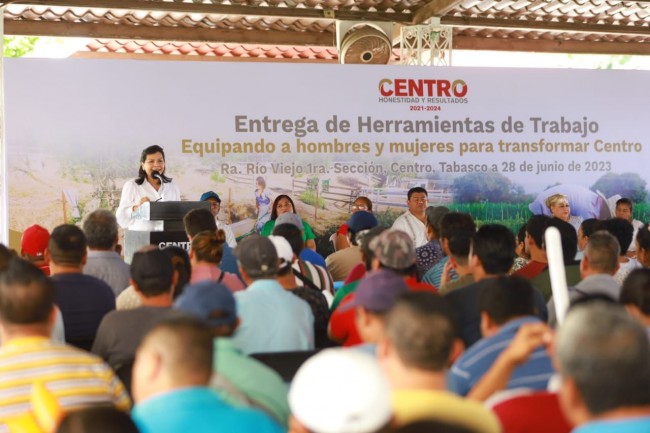 Entrega Yolanda Osuna paquetes de herramientas para mejora de cultivos