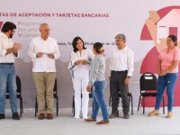 Participa Yolanda Osuna en entrega de tarjetas bancarias