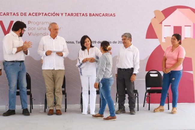 Participa Yolanda Osuna en entrega de tarjetas bancarias