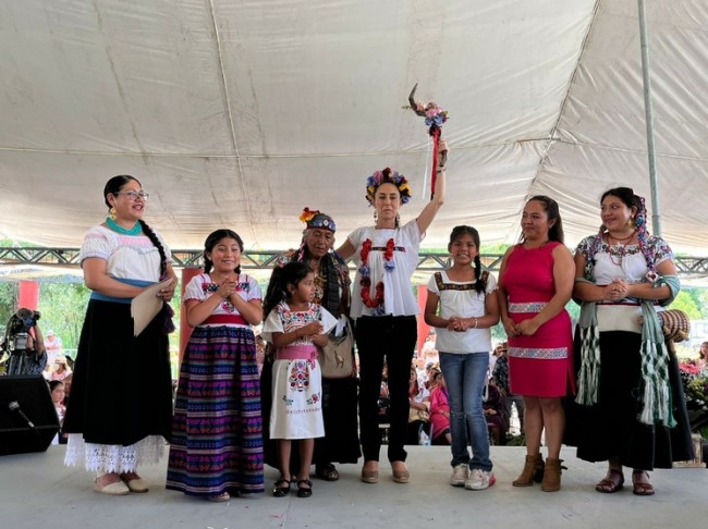 Sheinbaum recibe bastón de  mando de mujeres de Xochimilco