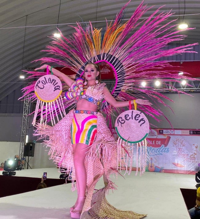 Exitosos desfile de trajes  estilizados y pintados