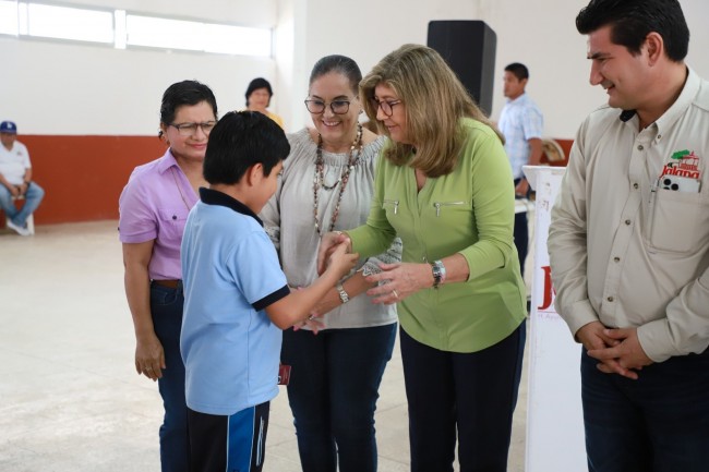 Otorga DIF Tabasco lentes a grupos de atención prioritaria