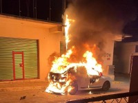 Sujetos prenden fuego a un automóvil particular