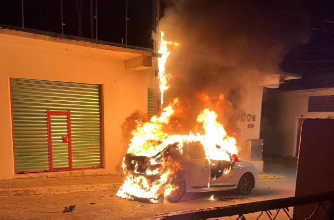 Sujetos prenden fuego a un automóvil particular