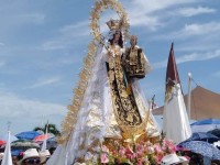 Católicos pasean a la virgen del Carmen por el mar