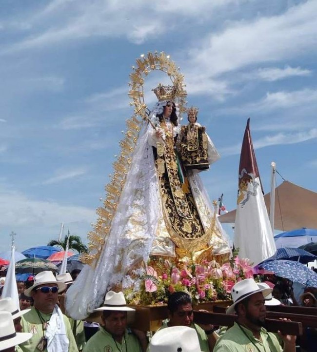 Católicos pasean a la virgen del Carmen por el mar