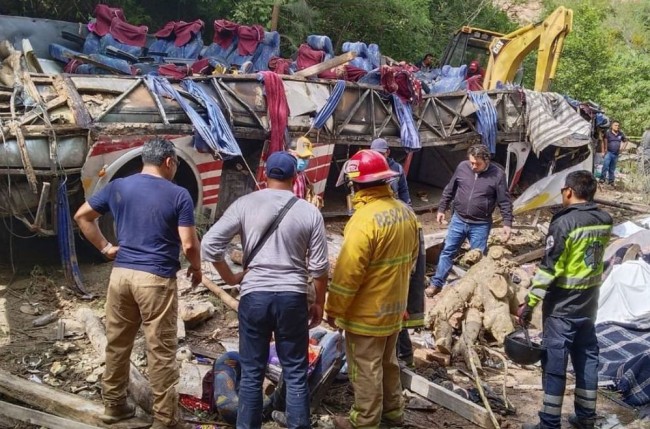 27 muertos y 17 heridos por  volcadura de autobús en Oaxaca