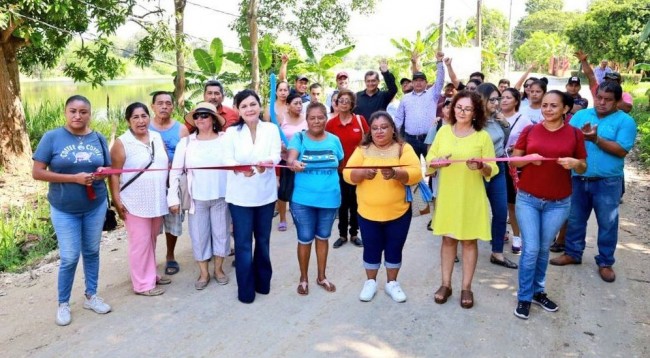 Entrega YOH el gravado de calles en la colonia Pino Suárez