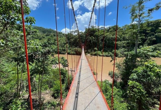 Puente colgante de  Villa Luz inconcluso