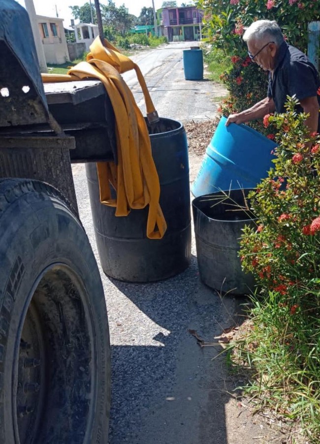 En pipas surten de agua a familias de Paraíso