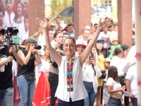 Decenas de  personas reciben a Claudia Sheinbaum en Macuspana