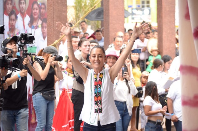 Decenas de  personas reciben a Claudia Sheinbaum en Macuspana