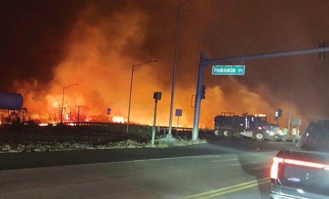 Declara Hawái emergencia por incendios; evacúan población