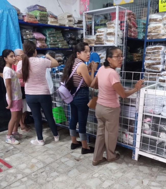 Abarrotan padres de familia las tiendas que comercializan uniformes escolares