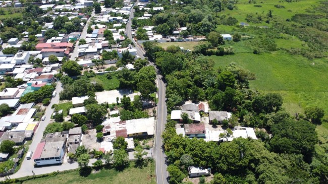 Cumple Yolanda Osuna con pavimentación asfáltica de carretera en Anacleto Canabal