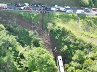 Volcadura de autobús deja al menos 17 muertos