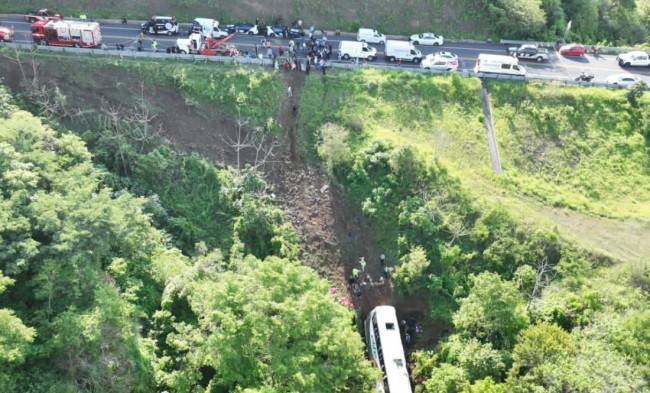 Volcadura de autobús deja al menos 17 muertos