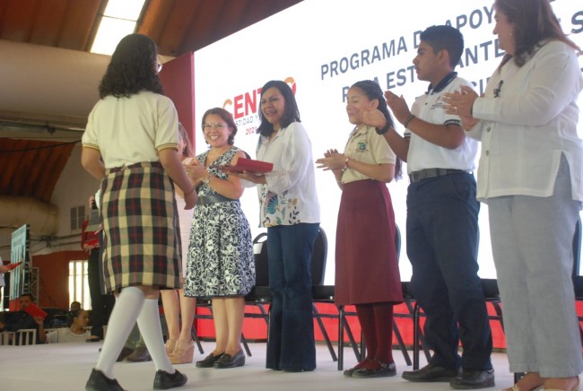 Entrega Yolanda Osuna kits digitales a estudiantes