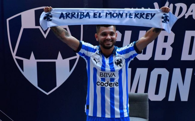 Tecatito Corona llegó a Monterrey como refuerzo