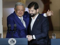 Firma López Obrador el Compromiso de Santiago