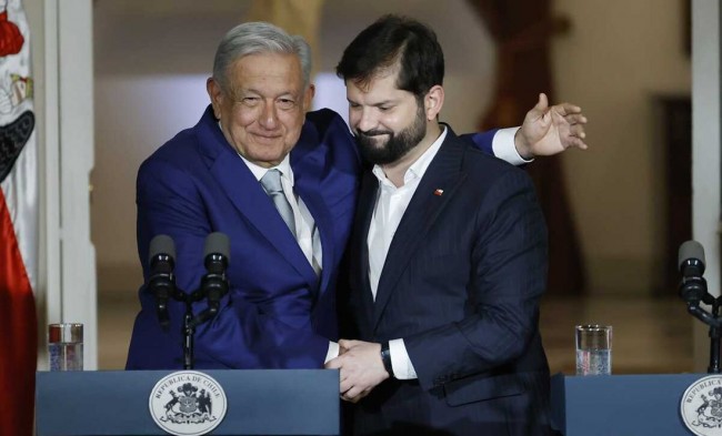 Firma López Obrador el Compromiso de Santiago